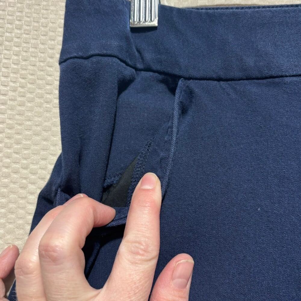 Chicos Navy Blue Pull On Slim Short Pants Stretch Career Trousers Size 0.5 US 6 - Picture 3 of 11